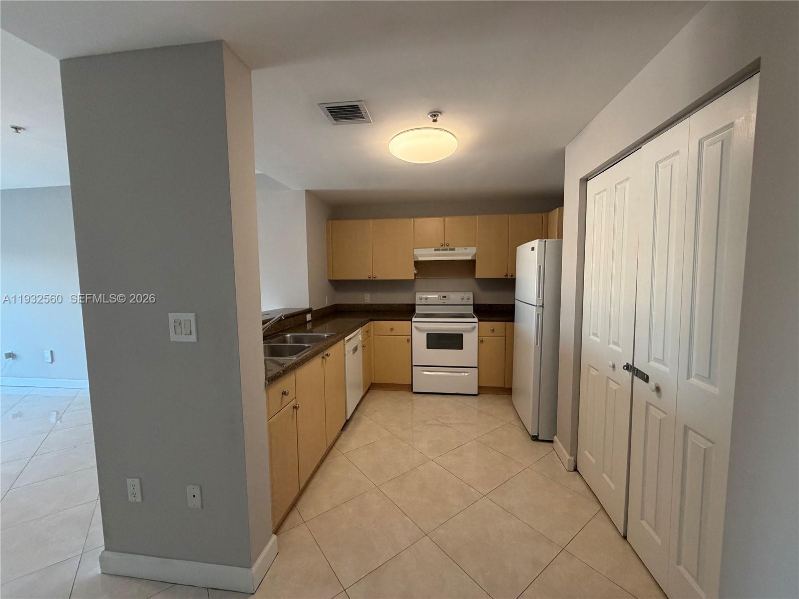 SHAMROCK BY THE GABLES CO - Residential Lease