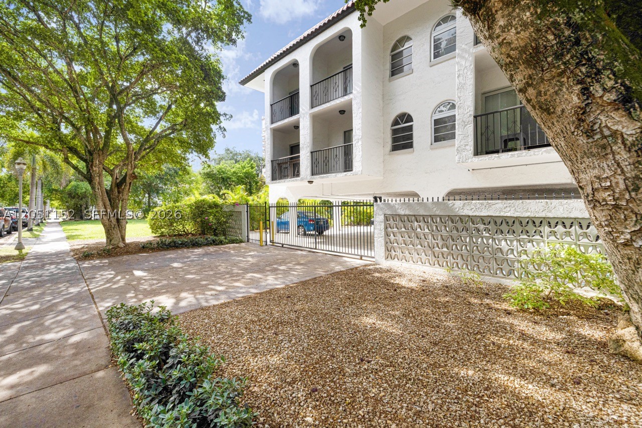 THE MAJORCAS CONDO - Residential Lease