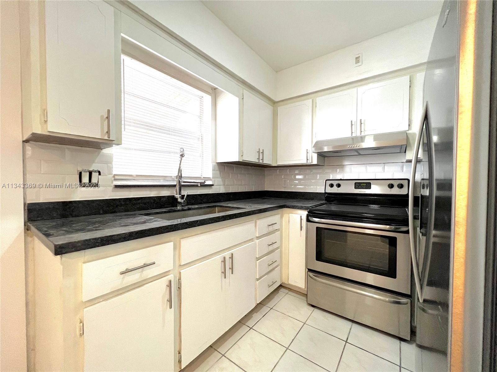 HOLLYWOOD HILLS EAST COND - Residential Lease