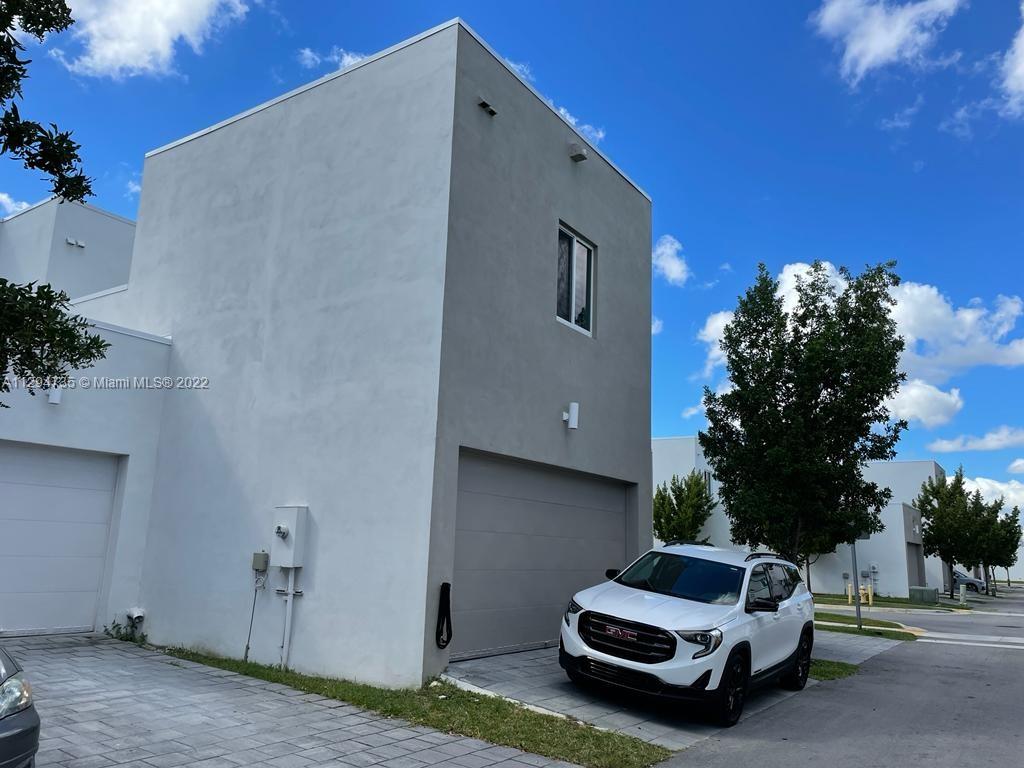 Beautiful efficiency Landmark, in the heart of Doral.  Homeowners and tenants have access to a state-of-the-art amenity complex that includes a clubhouse, swimming pool, sports courts and more.