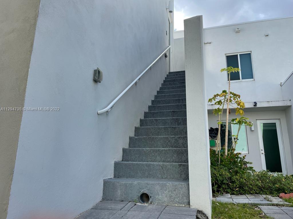 LANDMARK AT DORAL CENTRAL - Residential Lease