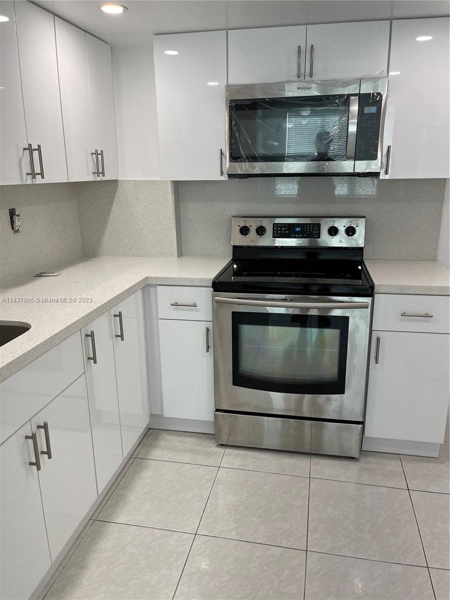Move In Ready 1/1 In The Heart Of Kendall. Minutes From Palmetto 826 Expressway, US-1 & Dadeland Mall & Dadeland Metrorail Station. Fully Remodeled Updated Kitchen & Bathroom With Tile Across The Home With Updated Fixtures. Near Publix, Shopping, Dining & Baptist Hospital. Apartment Has A Spacious Layout With Ample Closet & Storage Space.