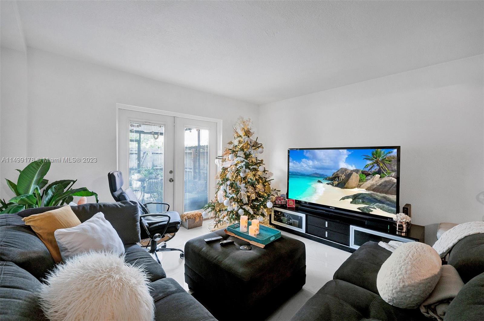 CORNERS KENDALL LAKES - Residential