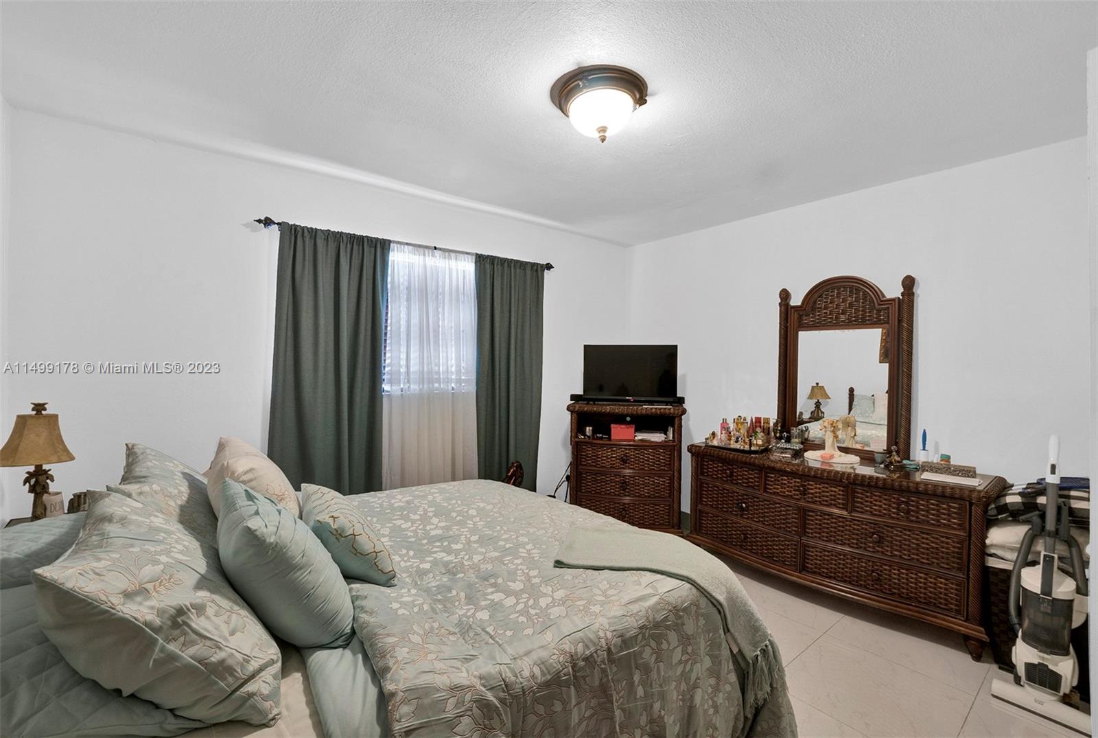 CORNERS KENDALL LAKES - Residential