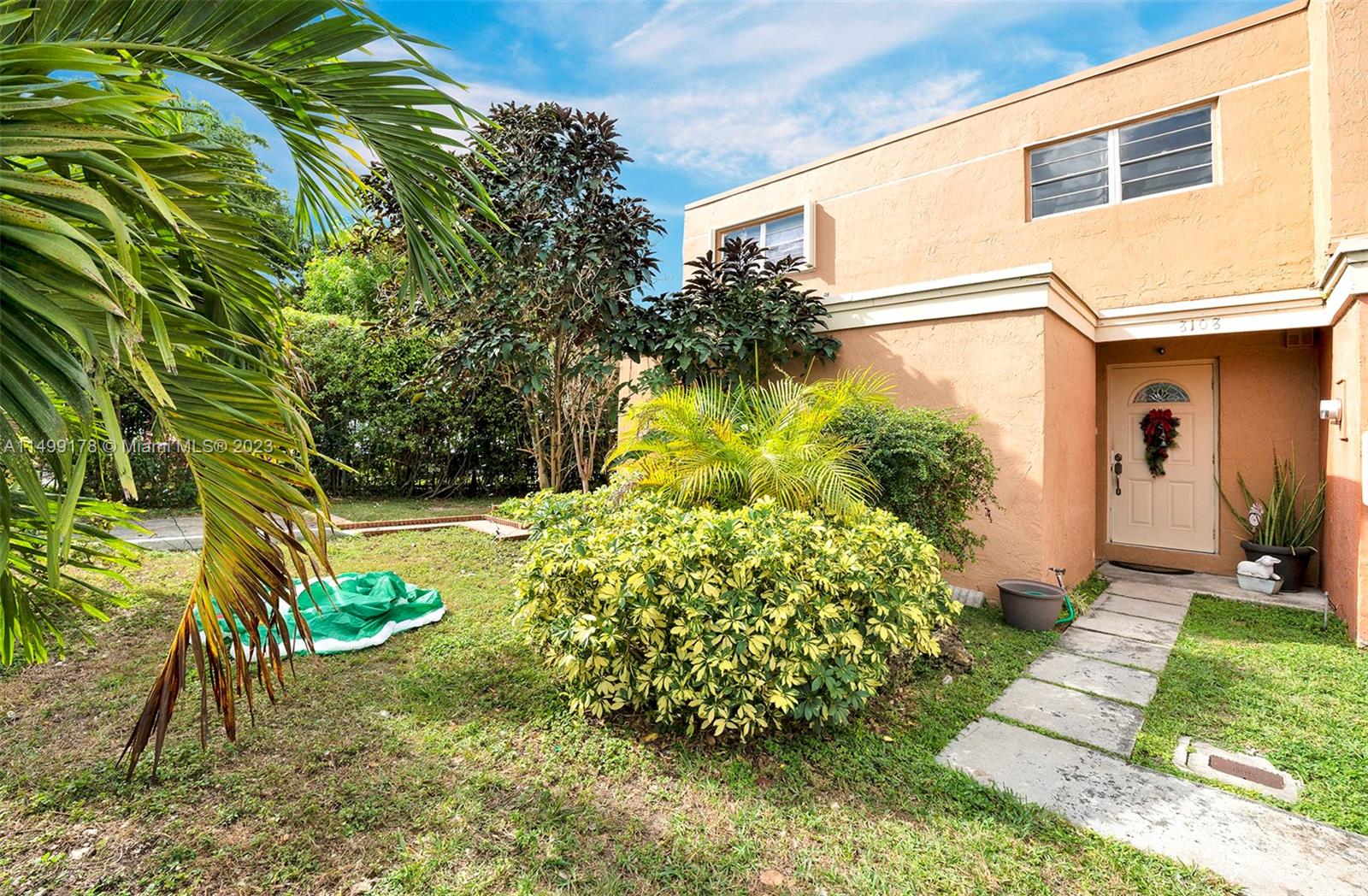 CORNERS KENDALL LAKES - Residential