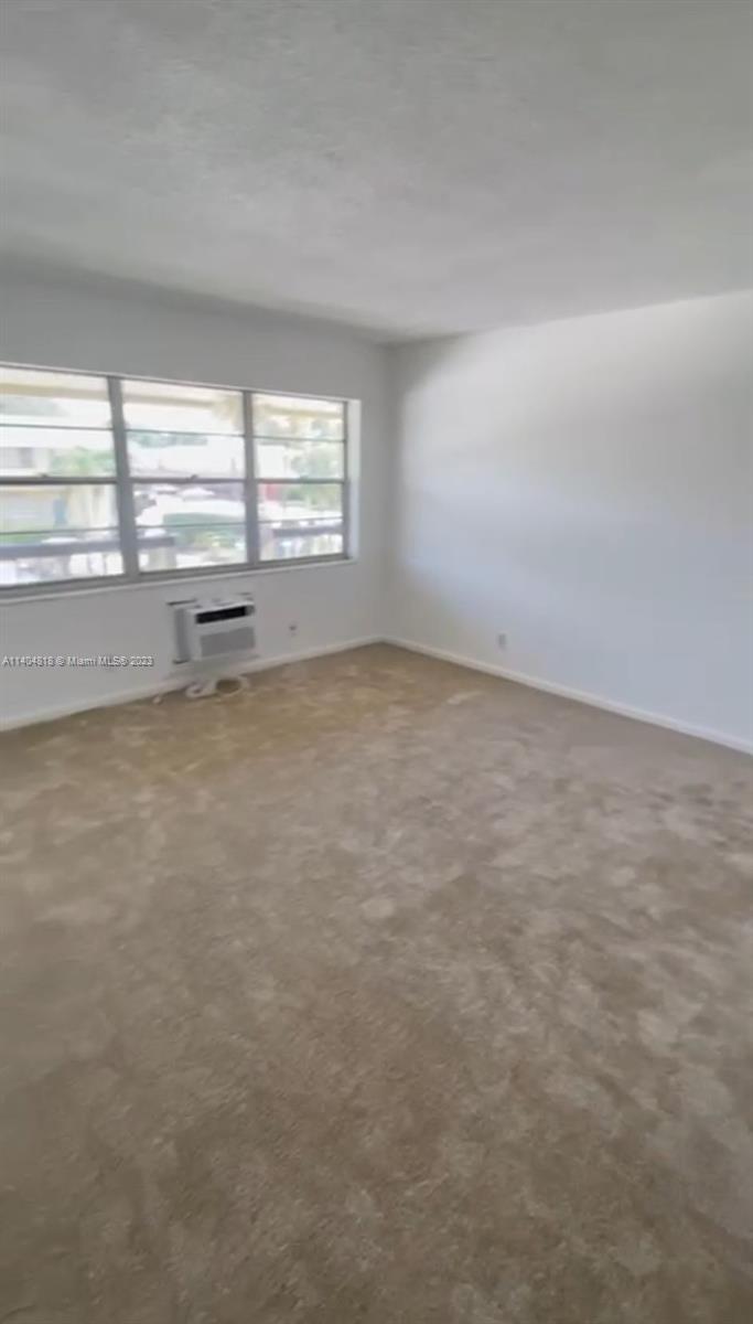Well-maintained community in West Palm Beach. 55+ Community with 24 hr security. Club House, pool, and many activities for an active lifestyle.

The unit can be rented after 2 years of ownership.
