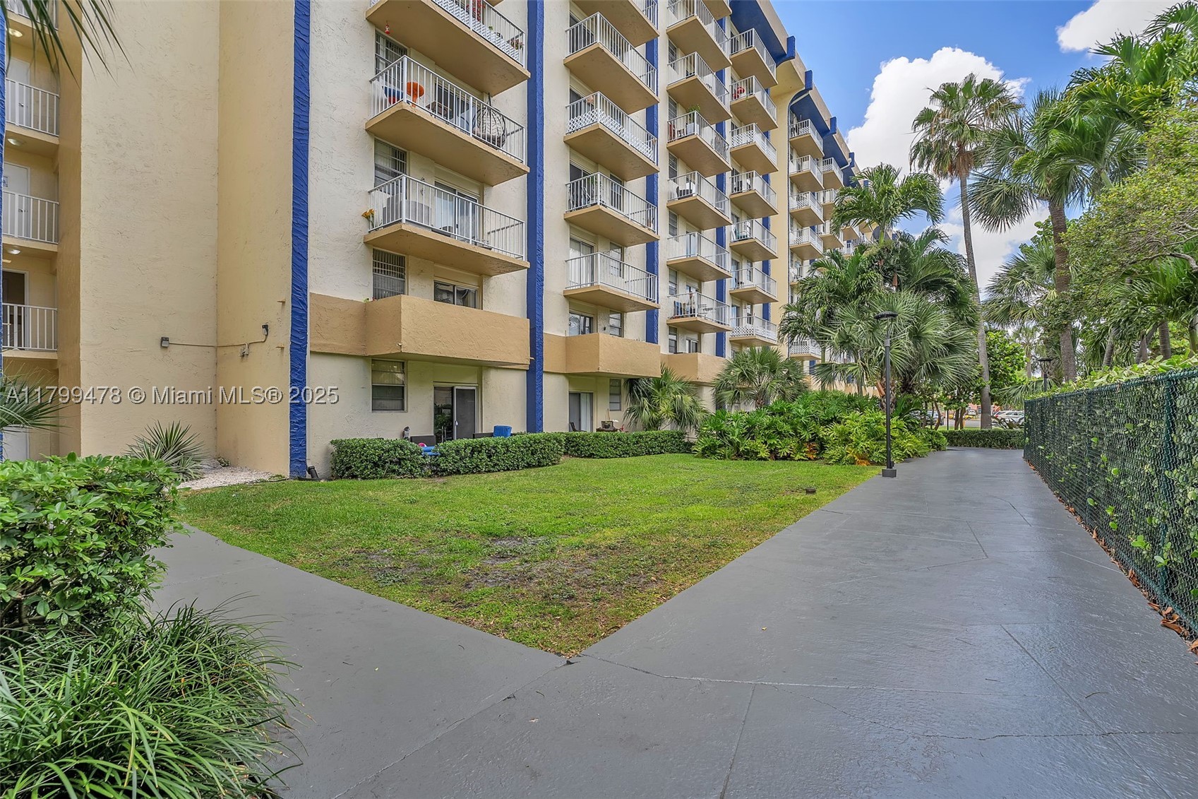 YOLANDA VILLAS CONDO - Residential