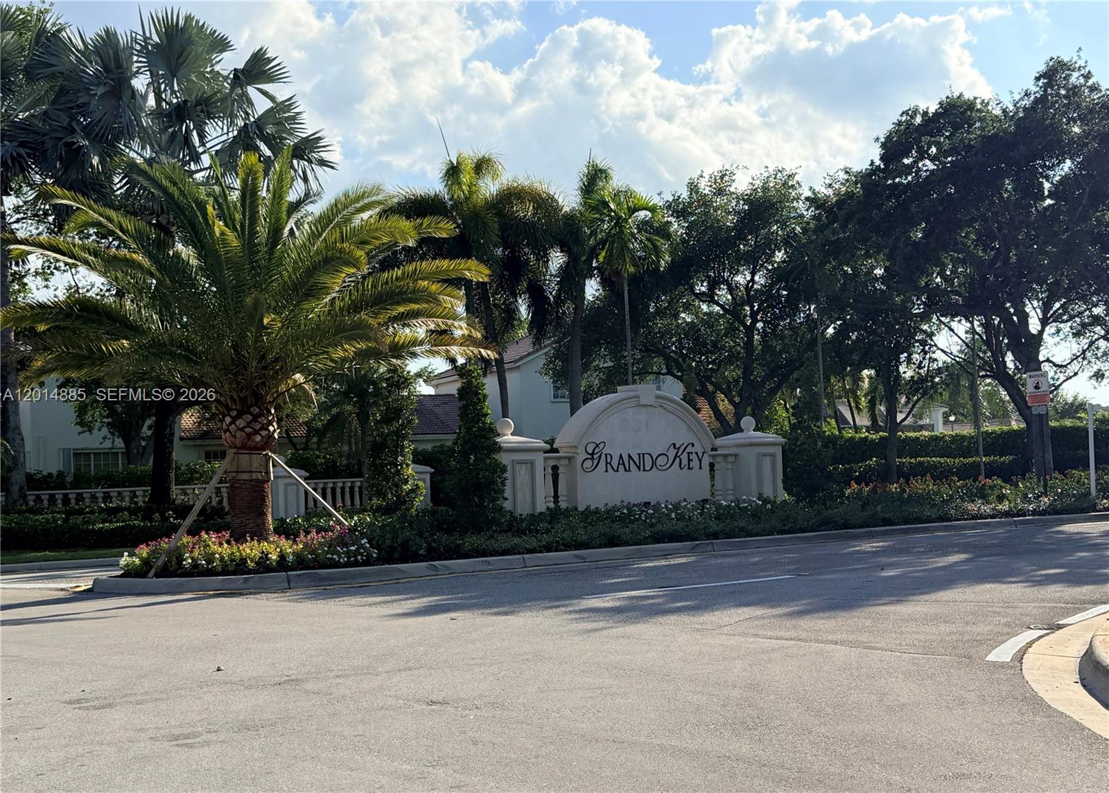 Beautifully renovated 3/2 corner townhome in the prestigious Sunset Lakes Community!! The home features a contemporary elegant finish. Stainless steal appliances, smart home technology lighting, built in wood cabinets, electric shades, impact windows and french door. Great Neighborhood with all ammenitites at the clubhouse.  Convinient access to shopping, dining, hospitals, and major highways.  MOTIVATED SELLER!!