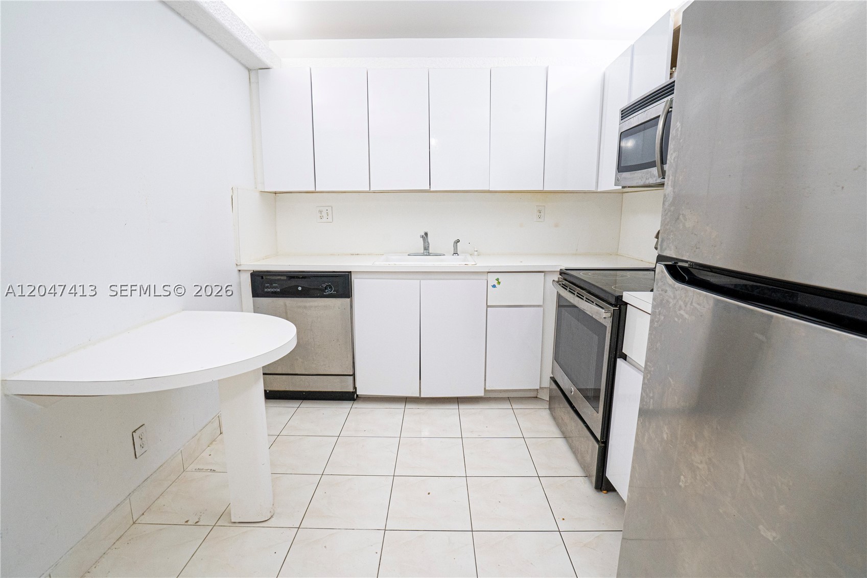 Resort-Style Living! Spacious 1-bedroom, 1.5-bath condo with beautiful bay views. This well-maintained residence features elegant marble flooring throughout, a spacious walk-in closet, and additional storage space.

Ideally located directly across from Joseph Scavo Park and just minutes from the beach, shopping, dining, and entertainment.

The maintenance fee includes Wi-Fi and cable. Enjoy outstanding resort-style amenities on several acres of beautifully maintained grounds, including an on-site marina with boat slips, a new state-of-the-art fitness center, men's and women's saunas with locker rooms, two heated pools, five tennis courts, BBQ area, car wash area, scenic walking paths, courtesy shuttle service, valet parking, and 24-hour doorman/security.

Lease immediately—OK to rent during the first year of ownership. The building has successfully completed its 40-year certification. Seller is motivated and will consider reasonable offers.