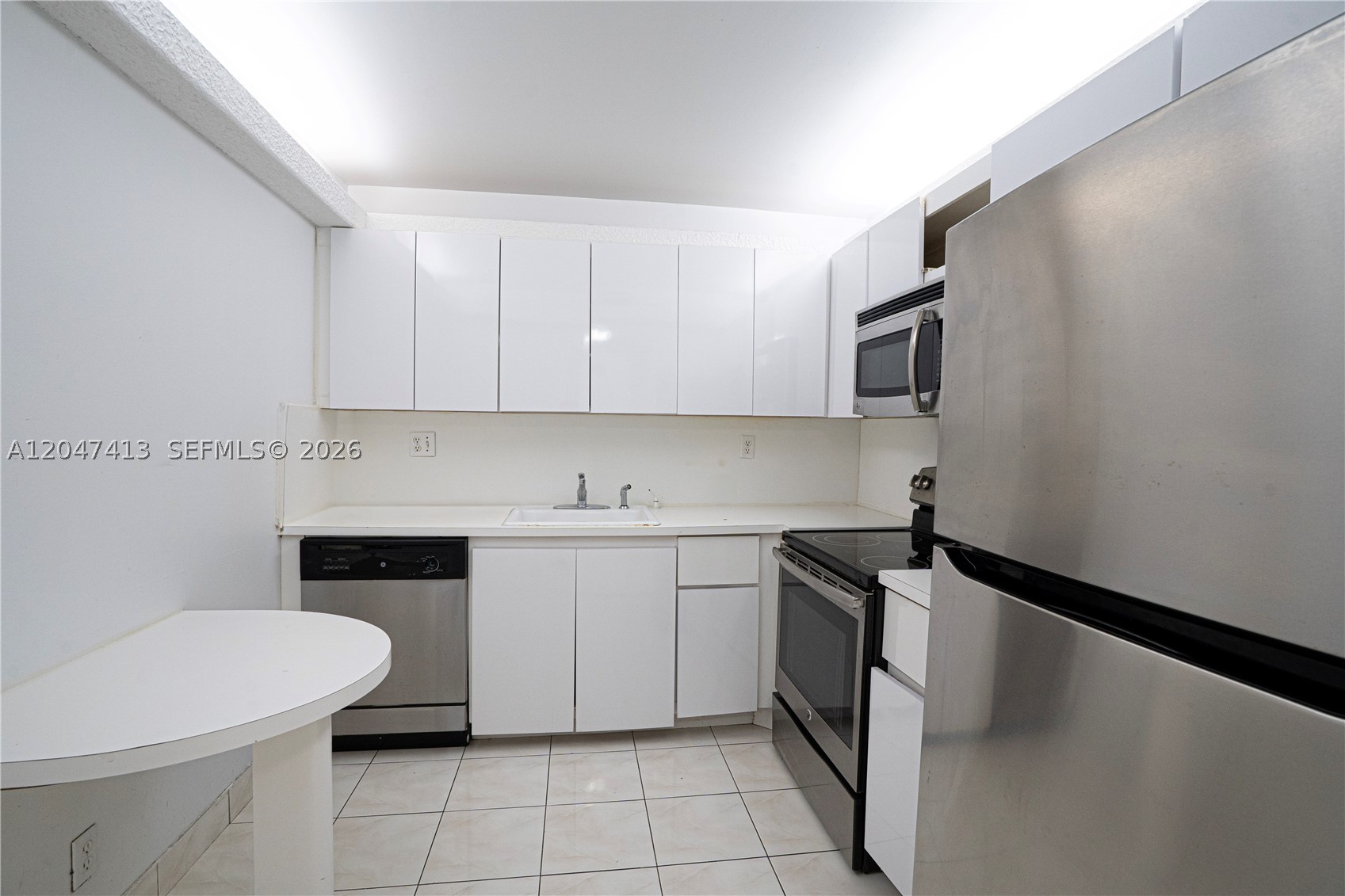 Resort-Style Living! Spacious 1-bedroom, 1.5-bath condo with beautiful bay views. This well-maintained residence features elegant marble flooring throughout, a spacious walk-in closet, and additional storage space.

Ideally located directly across from Joseph Scavo Park and just minutes from the beach, shopping, dining, and entertainment.

The maintenance fee includes Wi-Fi and cable. Enjoy outstanding resort-style amenities on several acres of beautifully maintained grounds, including an on-site marina with boat slips, a new state-of-the-art fitness center, men's and women's saunas with locker rooms, two heated pools, five tennis courts, BBQ area, car wash area, scenic walking paths, courtesy shuttle service, valet parking, and 24-hour doorman/security.

Lease immediately—OK to rent during the first year of ownership. The building has successfully completed its 40-year certification. Seller is motivated and will consider reasonable offers.