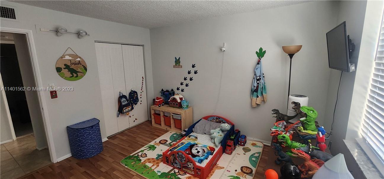 LIVE OAK CONDO FIVE - Residential Lease