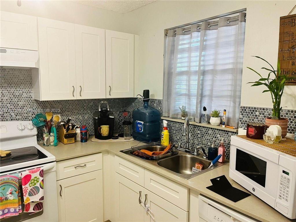 BEAUTIFUL REMODELED 2/2 APARTMENT LOCATED PINE ISLAND RIDGE COMMUNITY. THE UNIT HAS TILE AND LAMINATE FLOORING, NEW KITCHEN CABINETS, REMODELED BATHROOMS, ALL-IN-ONE WASHER/DRYER AND MORE. GRET LOCATION, CLOSE TO A+ SCHOOLS, UNIVERSITIES, SHOPPING AND MAJOR ROADS.
ASSOCIATION REQUIREMENTS: $45,000 ANNUAL INCOME & 650 MINIMUM CREDIT