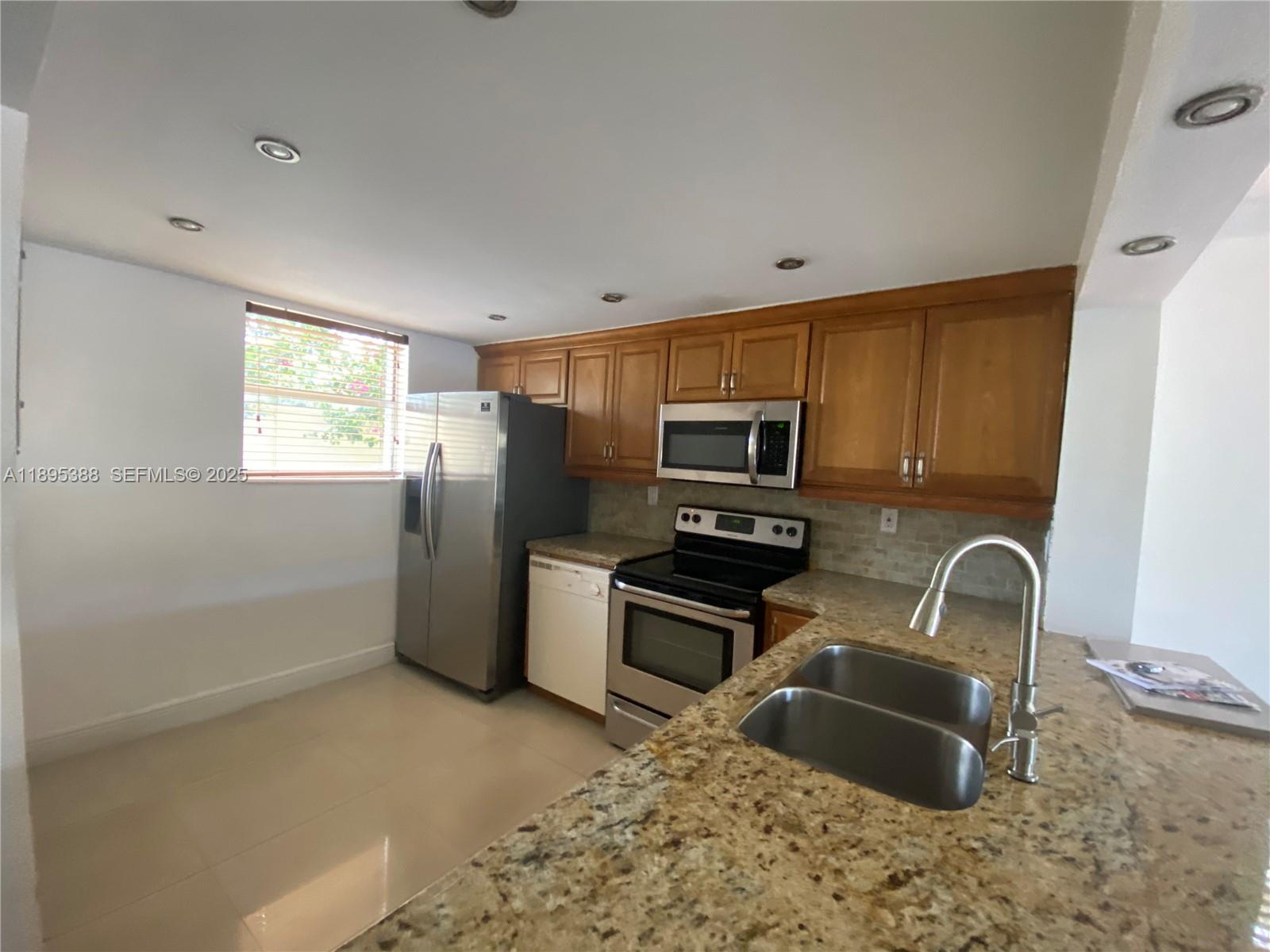 KENDALE LK TOWNHOUSE COND - Residential Lease