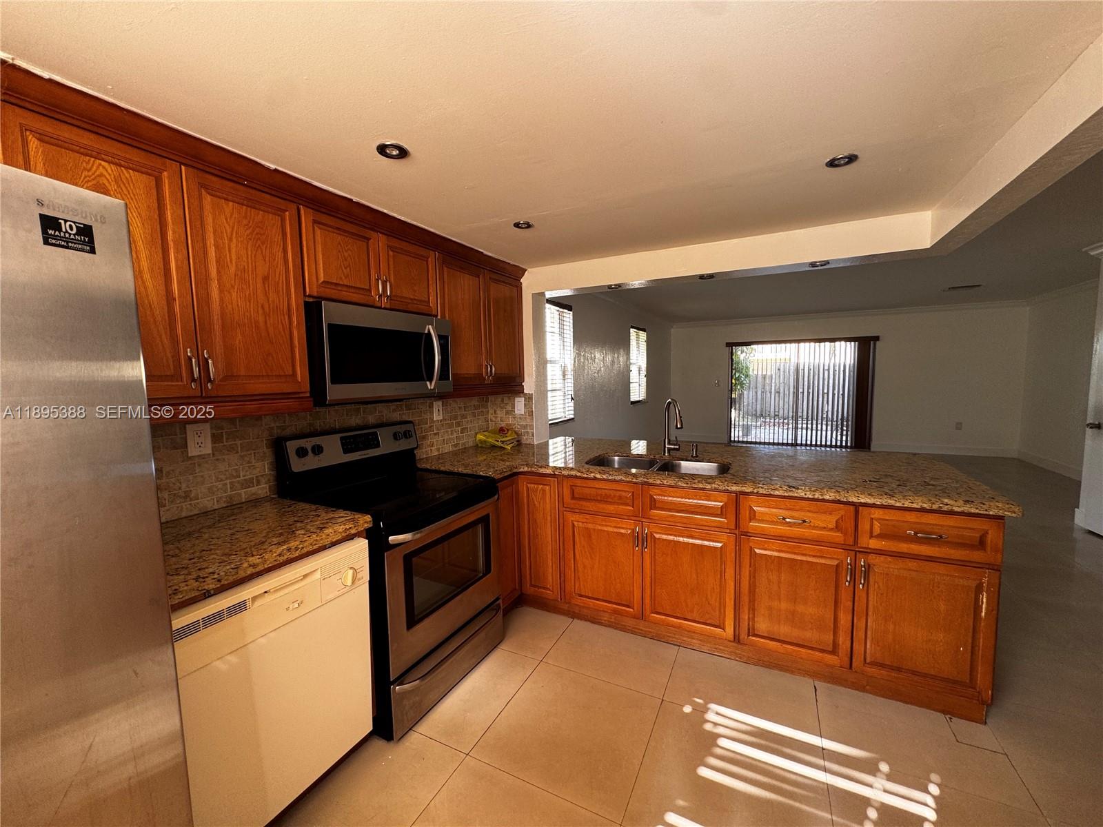 KENDALE LK TOWNHOUSE COND - Residential Lease