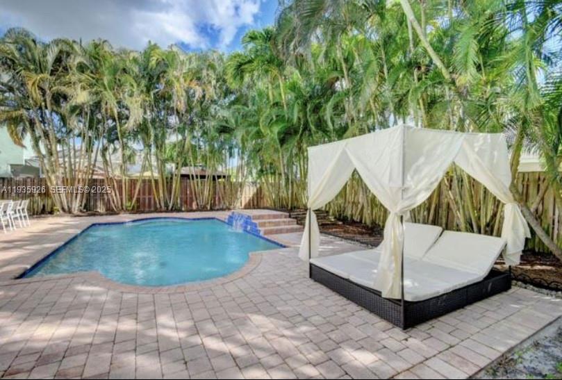 Beautiful renovated five bedroom with private gated community.
Great location min a way from multiple Polo Clubs, WEF, great school, Mall and more
