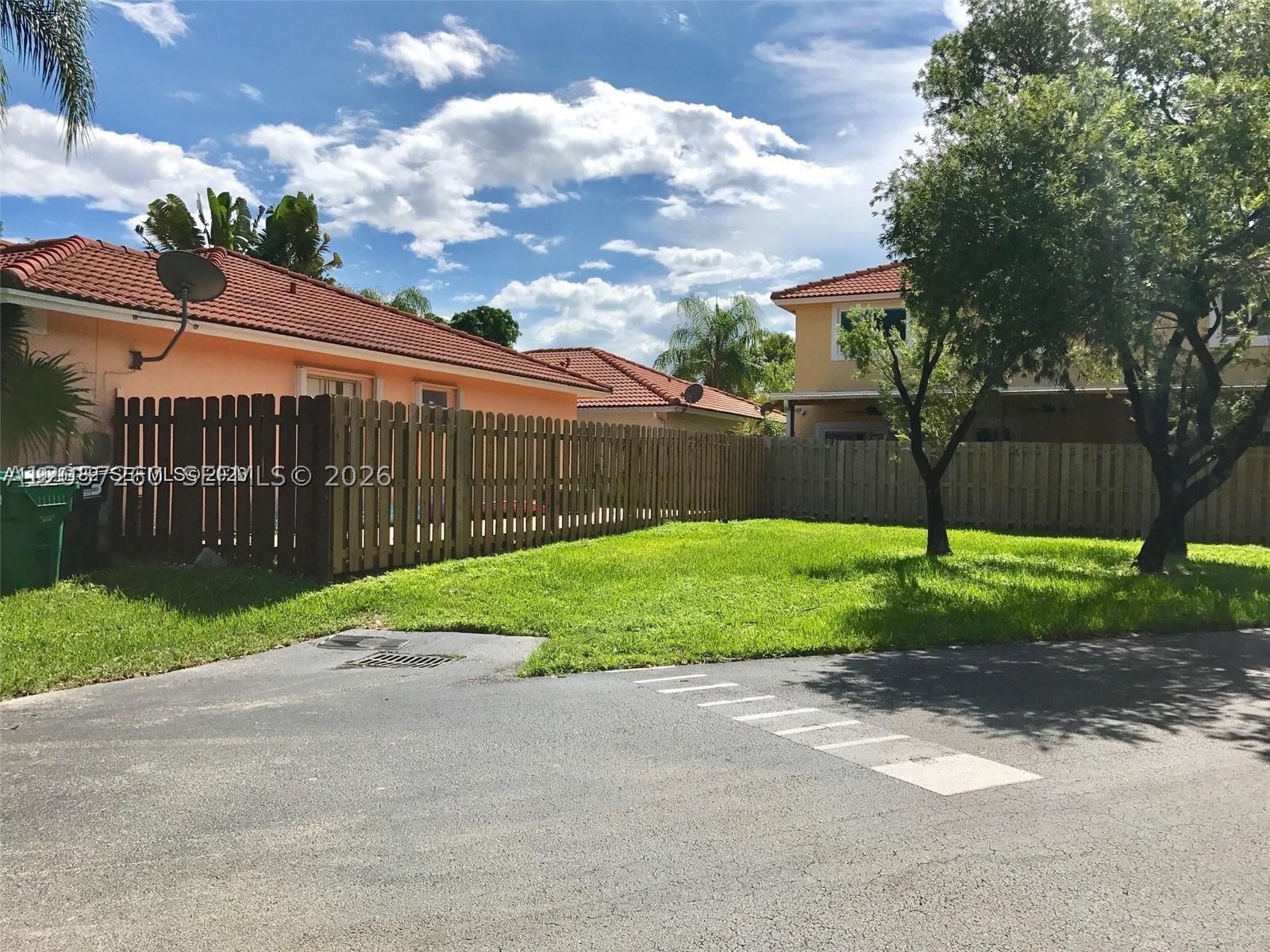 PATIO HOMES OF DORAL PINE - Residential
