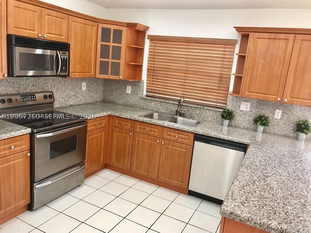 PATIO HOMES OF DORAL PINE - Residential
