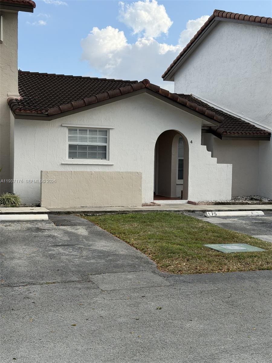 "KENDALL LIFESTYLE" THIS ONE STORY TOWNHOUSE WITH 2 BEDROMM 2 BATH IN GREAT CONDITION (Ideal if you don't want stairs). TILE FLOORS AND CROWN MOLDINGS WASHER AND DRYER IN THE UNIT. BACKYARD PATIO AREA FENCED WITH A SHED. SHORT WALK TO THE POOL CLUBHOUSE AREA AND 2 PARKING SPACES RIGHT INFRONT OF THE UNIT. NICELY KEPT COMMUNITY WITH SHOPPING CENTERS, PUBLIX AND PARKS NEAR BY. "" OWNER FINANCING AVAILABLE WITH 20% DOWN BETTER RATE THAN THE BANK"