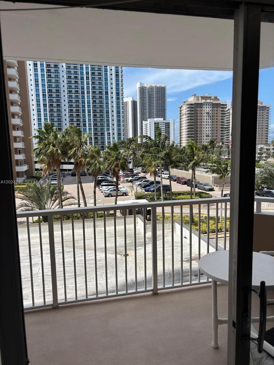 Seller motivated. 1/1 unit in a great area. Bring offers.