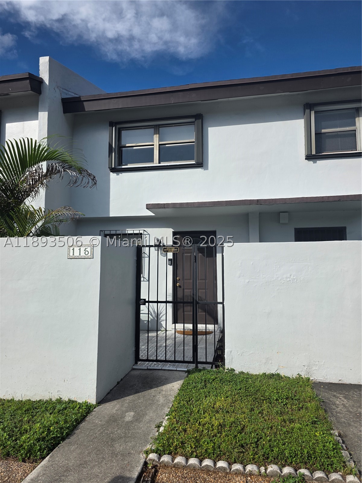 Excellent opportunity! This property has successfully passed its 40-year inspection, offering peace of mind to buyers. No assessments. The roof was replaced just two years ago, and the community has already been freshly painted. Enjoy a very low HOA fee. Located in an excellent area within a very quiet community, close to schools and supermarkets. Ideal for both investors and first-time buyers. You don’t want your buyer or investor to miss this opportunity. A fantastic opportunity you don’t want to miss!