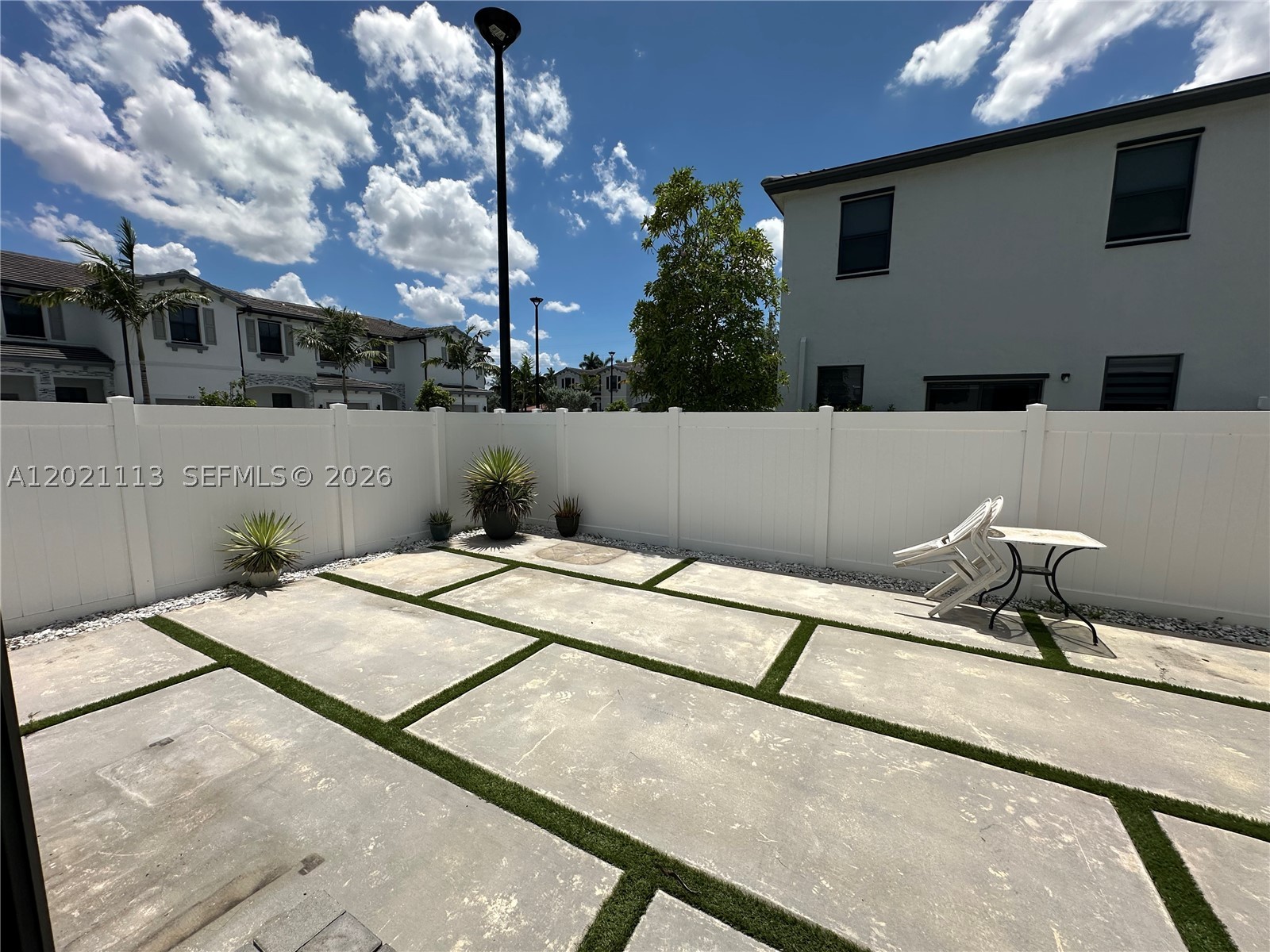 VISTA LAGO - Residential