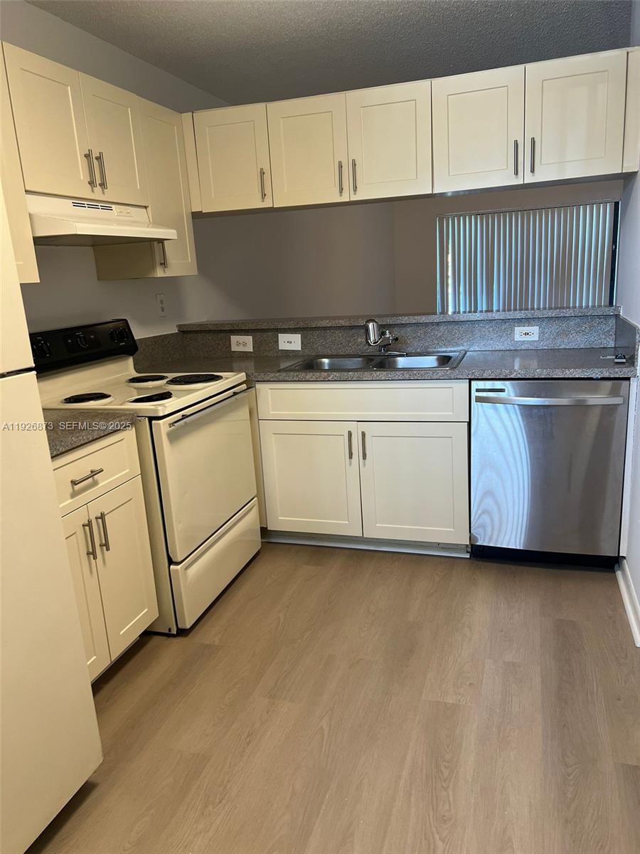 VILLAS DE VENEZIA CONDO - Residential Lease