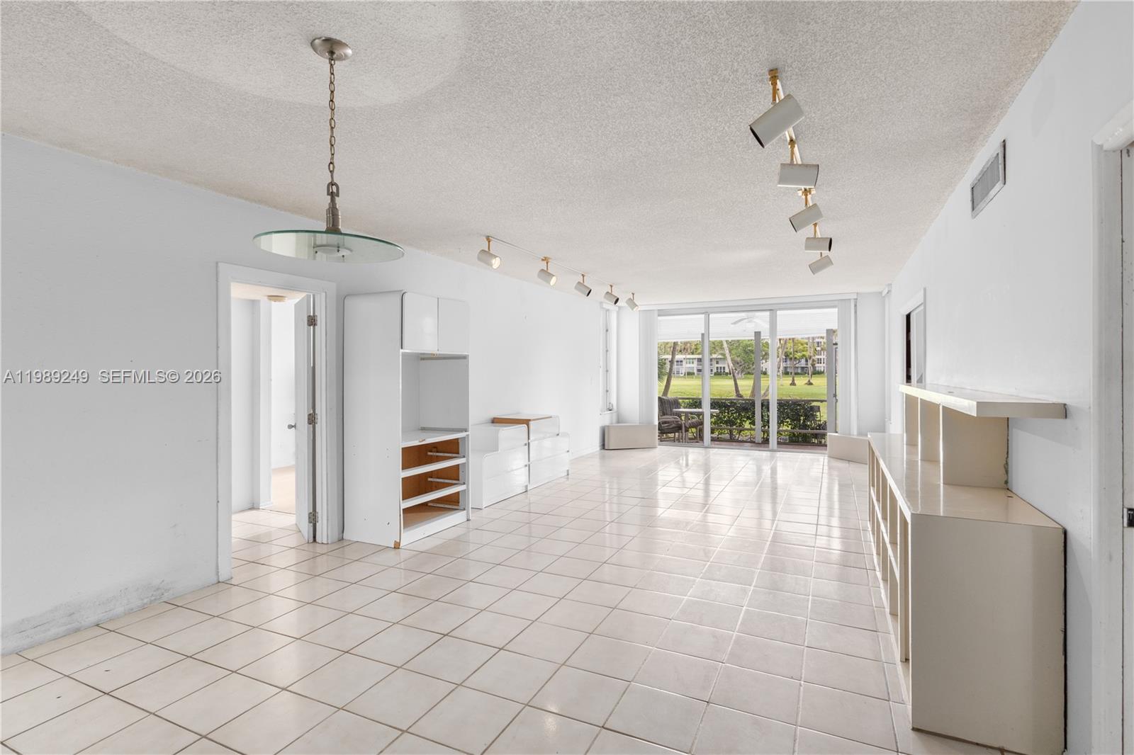 NO 124 PALM-AIRE COUNTRY - Residential