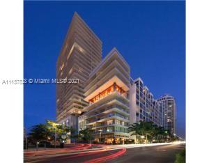 Live, play, work at 2Midtown. "Biscayne Corridor" urban paradise. 2BD+2.5BA, 10-ft ceilings, wrap-round balcony with panoramic view of Miami Beach and Midtown Miami. Premium finishes, renovated master bathroom and built-in closets, unique light and wall treatments, vibrant colours make it your retro modern home in the sky. Valet parking, secured garage with 2 parking spaces, multi-media room, fitness centre. Minutes from aeroport, cultural arts centres, shops, supermarkets, Design District, South Beach.