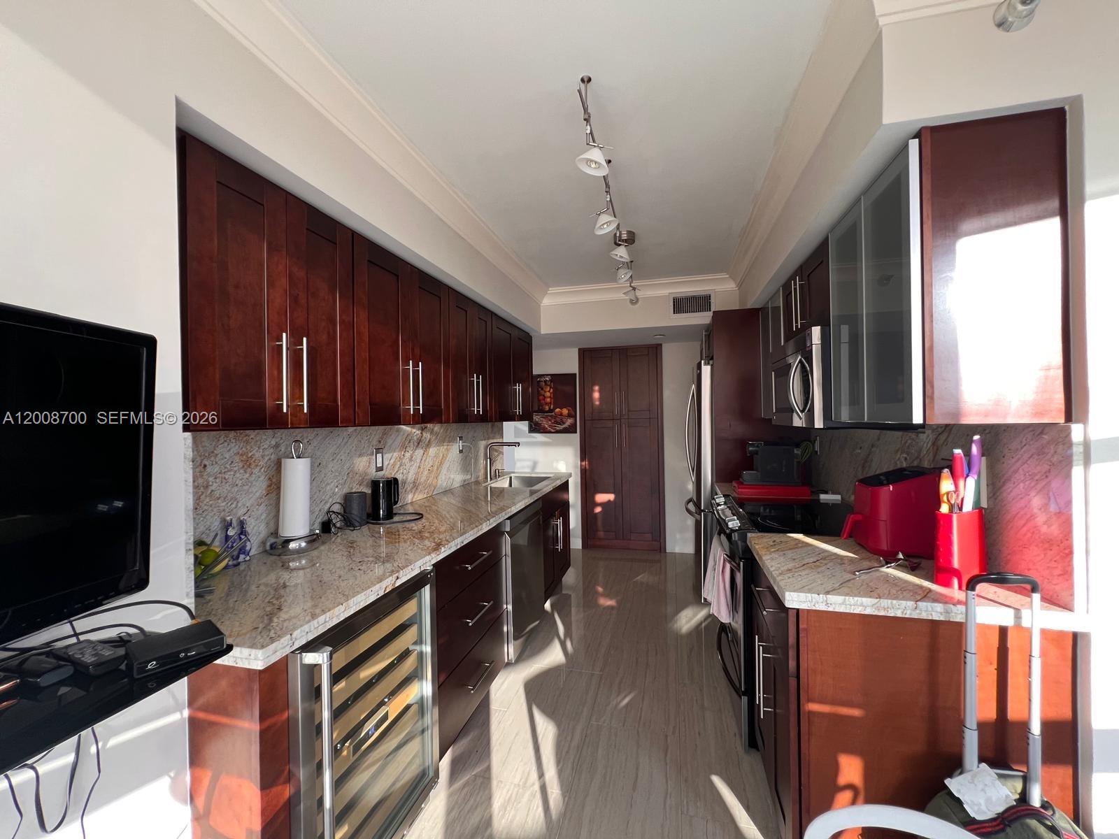 MYSTIC POINTE TOWER 500 C - Residential