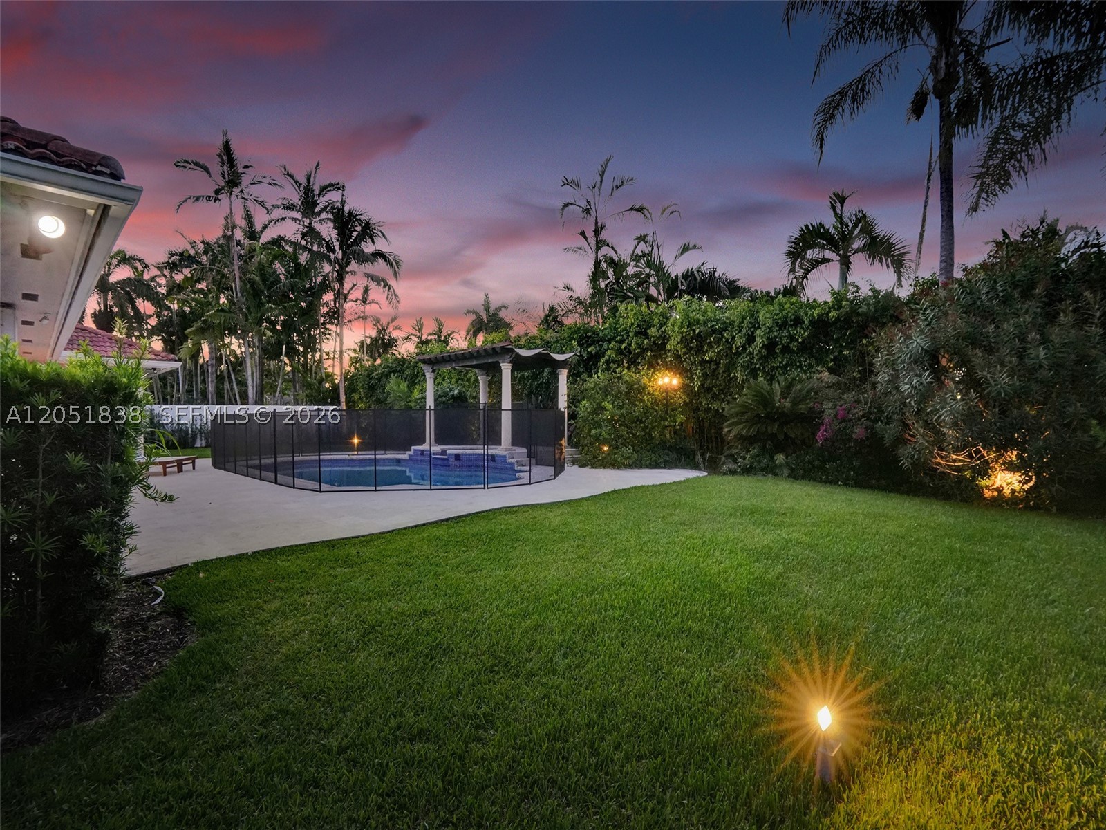 THE MANSIONS AT SUNSET 3R - Residential Lease