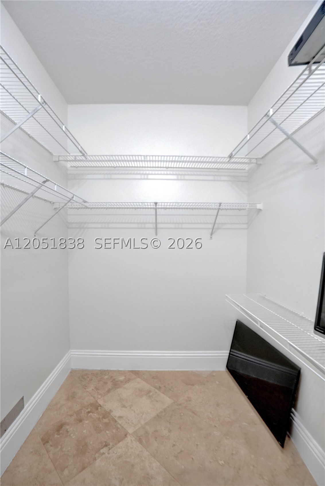 THE MANSIONS AT SUNSET 3R - Residential Lease