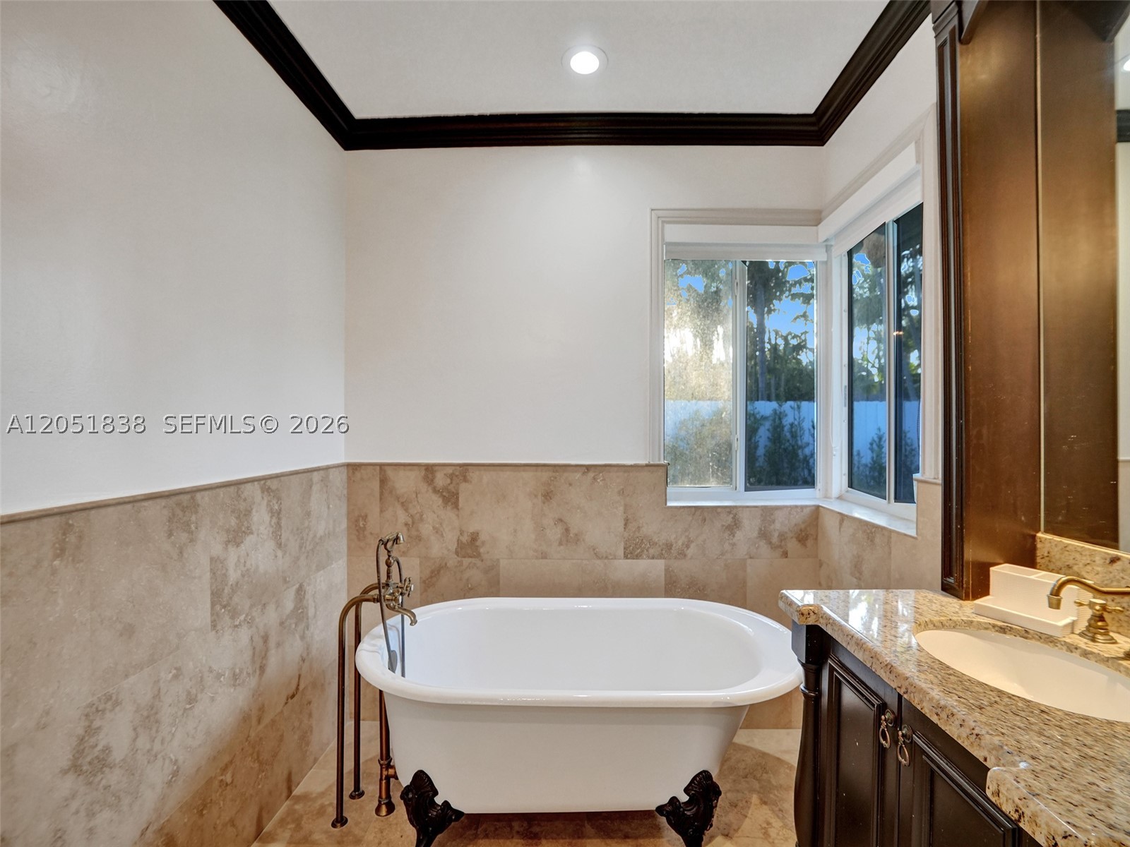 THE MANSIONS AT SUNSET 3R - Residential Lease