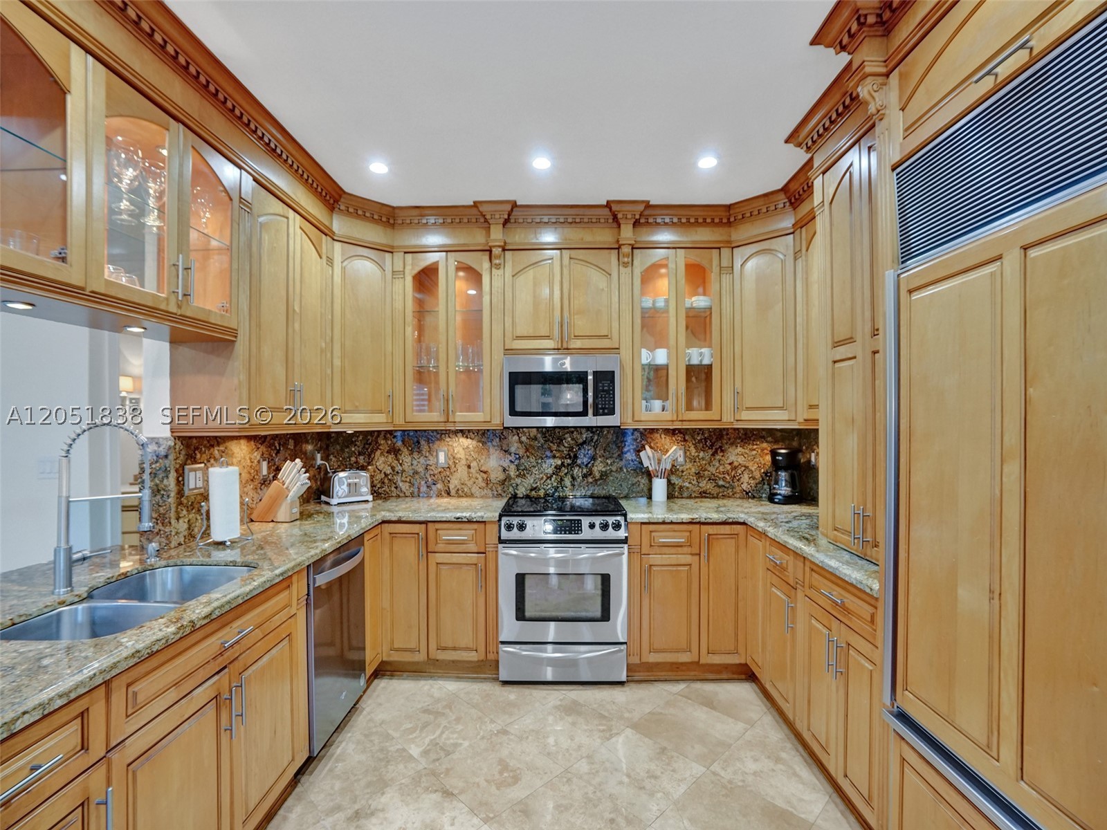 THE MANSIONS AT SUNSET 3R - Residential Lease