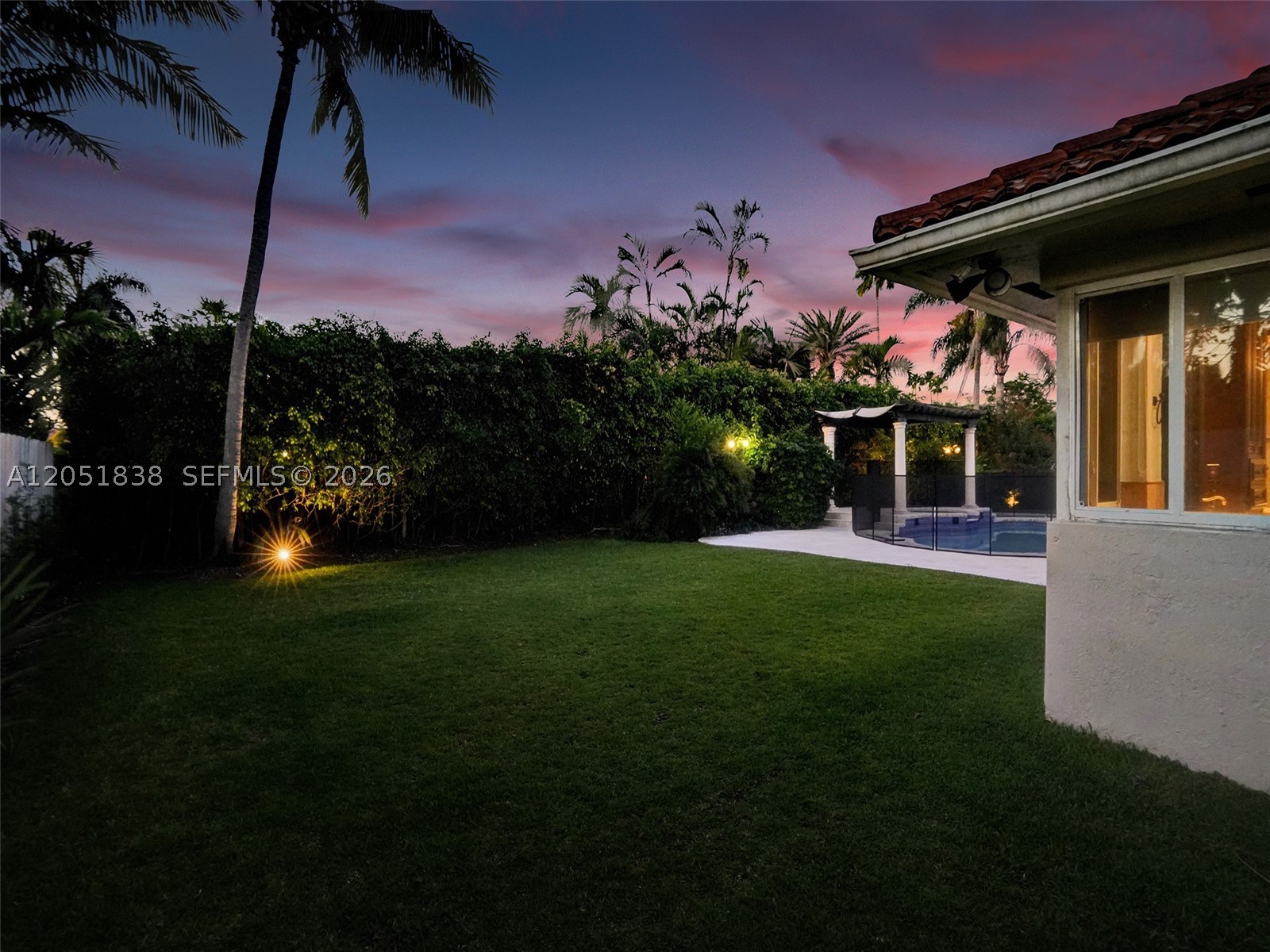 THE MANSIONS AT SUNSET 3R - Residential Lease