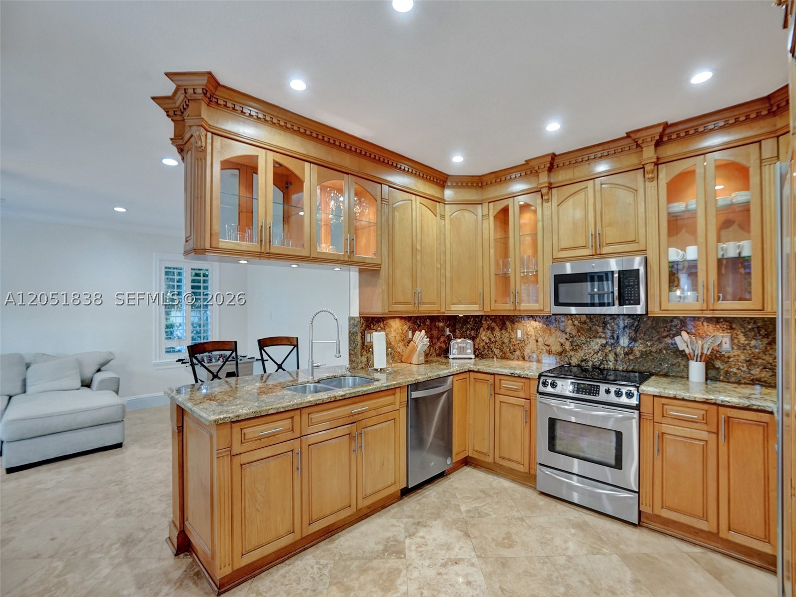 THE MANSIONS AT SUNSET 3R - Residential Lease