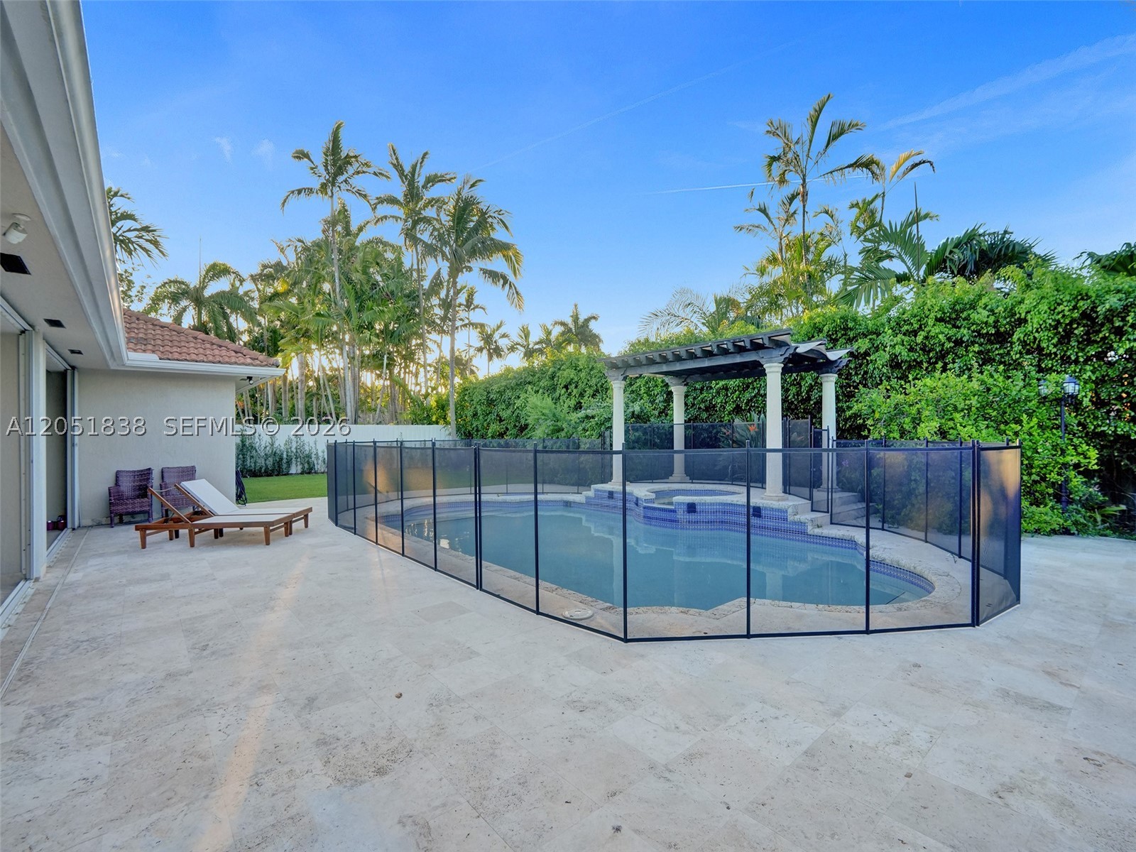 THE MANSIONS AT SUNSET 3R - Residential Lease