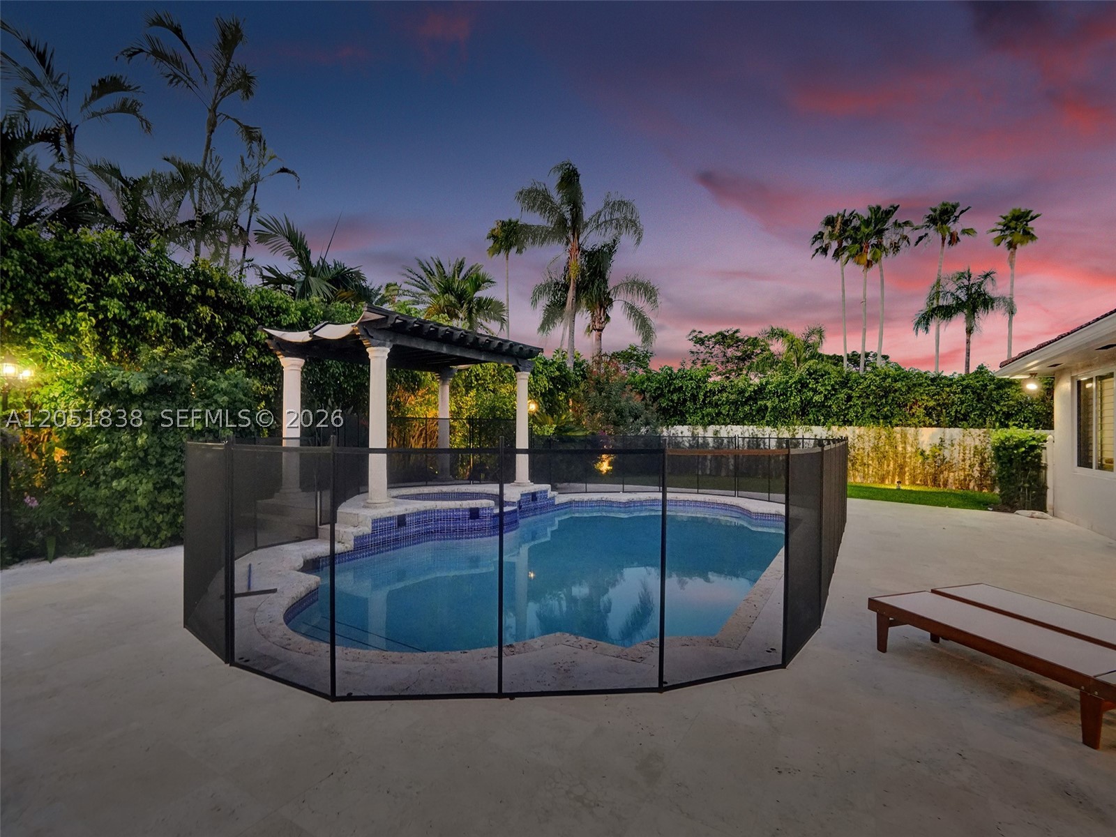 THE MANSIONS AT SUNSET 3R - Residential Lease