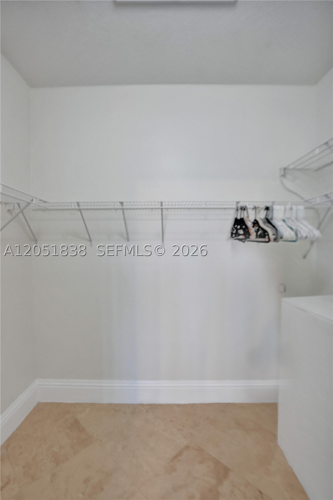 THE MANSIONS AT SUNSET 3R - Residential Lease