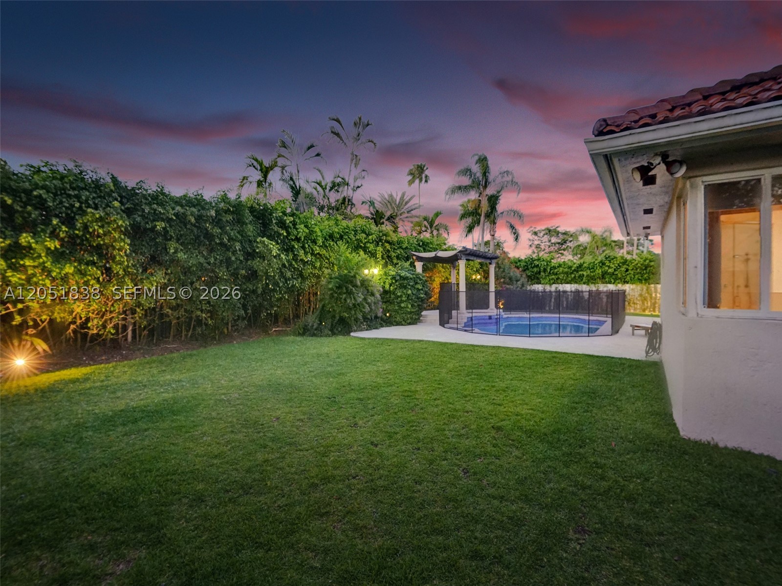THE MANSIONS AT SUNSET 3R - Residential Lease