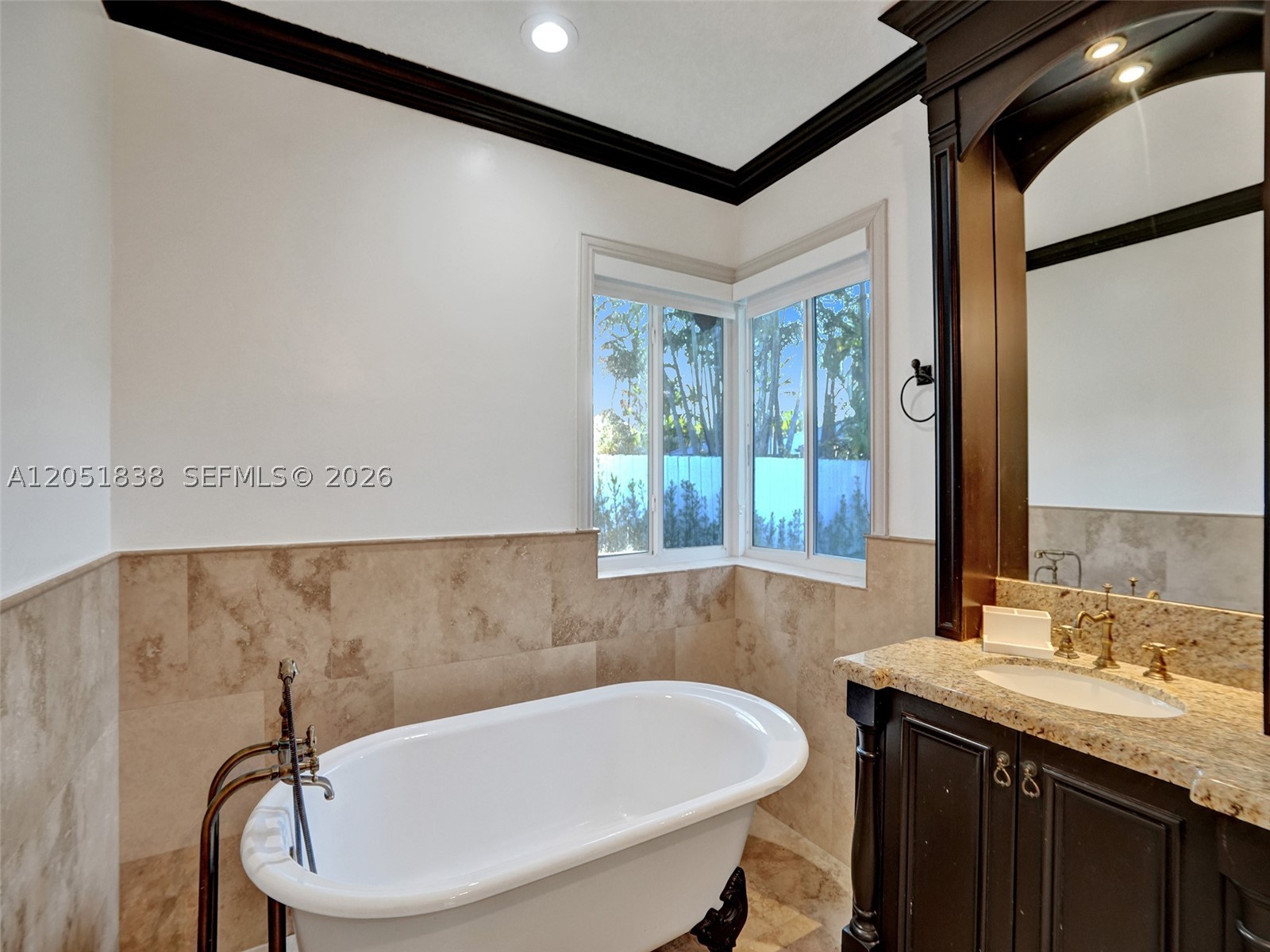 THE MANSIONS AT SUNSET 3R - Residential Lease