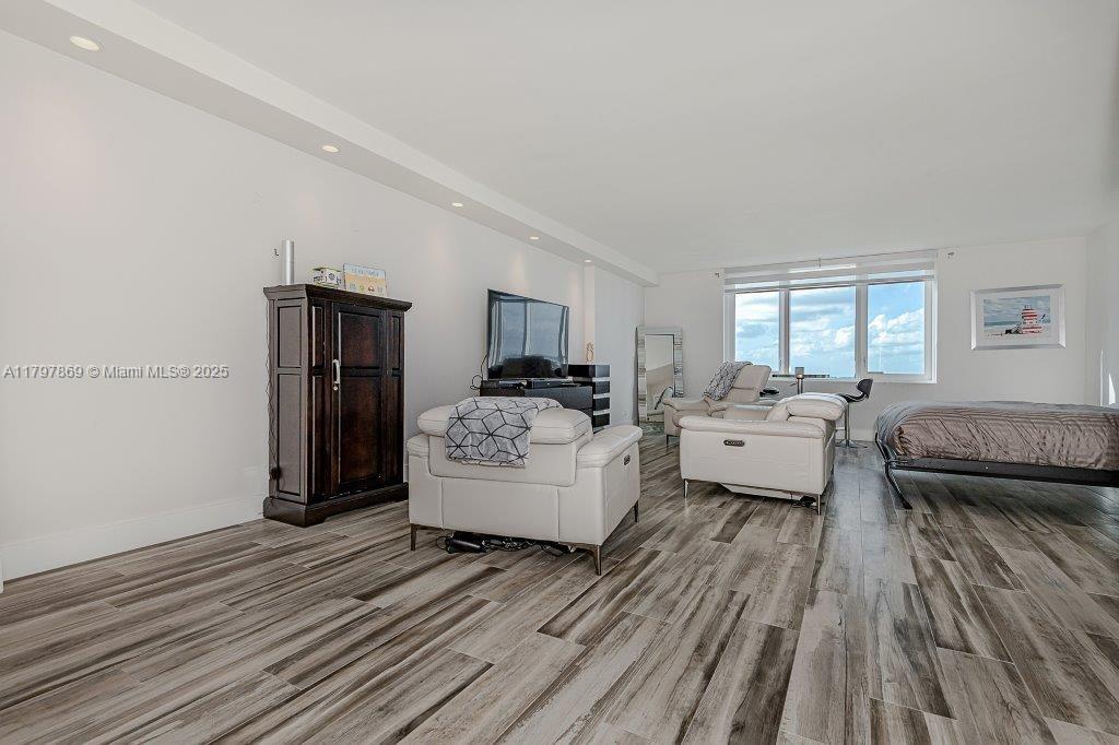 RONEY PALACE CONDO - Residential