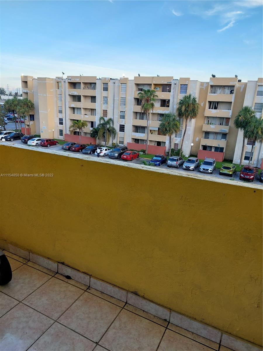 UNIT IN SAMARI LAKES, WITH A PARKING SPACE, TILE FLOORS, WASHER AND DRYER INSIDE UNIT AND MY MORE. BY APPOINTMENT ONLY. TENANT OCCUPIED MONTH TO MONTH RENT. DO NOT DISTURB TENANTS.