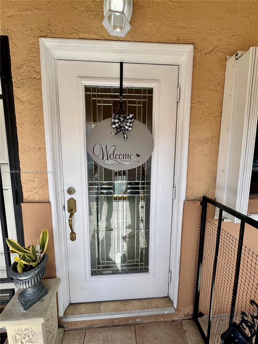 Beautiful apartment featuring 2 bedrooms and 2 full bathrooms, a convenient laundry room, and 2 parking spaces. Ceramic floors throughout the entire home. Completely renovated for the new tenant — a true luxury to live and enjoy. Ideally located in a central area with excellent schools nearby.