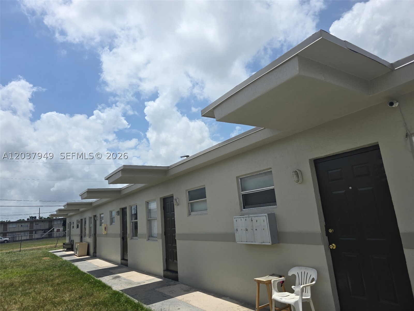 BE THE FIRST TO LIVE IN THIS NEWLY PAINTED LARGE 1/1 WITH OPEN KITCHEN BEFORE ALL IMPROVEMENTS PUT INTO THE PROPERTY. OPEN FLOOR PLAN WITH NO ONE ABOVE YOU AS PROPERTY IS ONE LEVEL GARDEN STYLE WITH PARKING DIRECTLY ADJACENT. EASY TO SHOW.