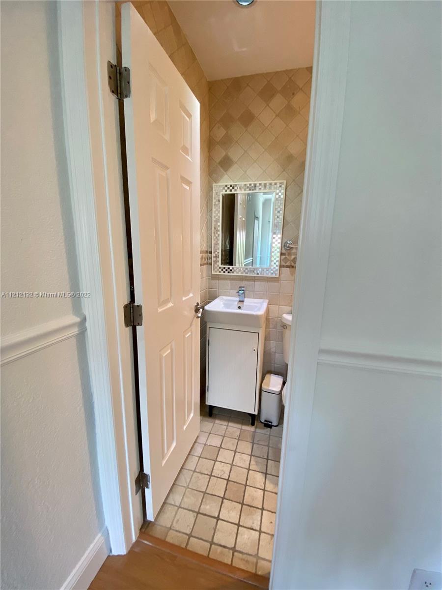 ROBINS VILLAS - Residential Lease