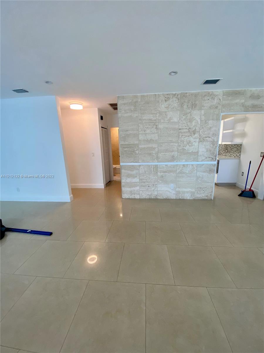 ROBINS VILLAS - Residential Lease