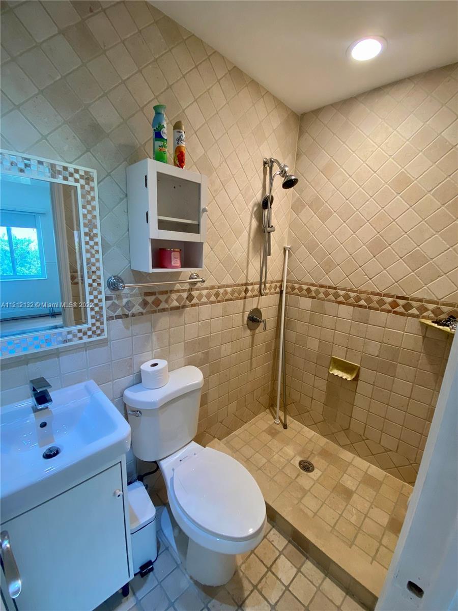 ROBINS VILLAS - Residential Lease