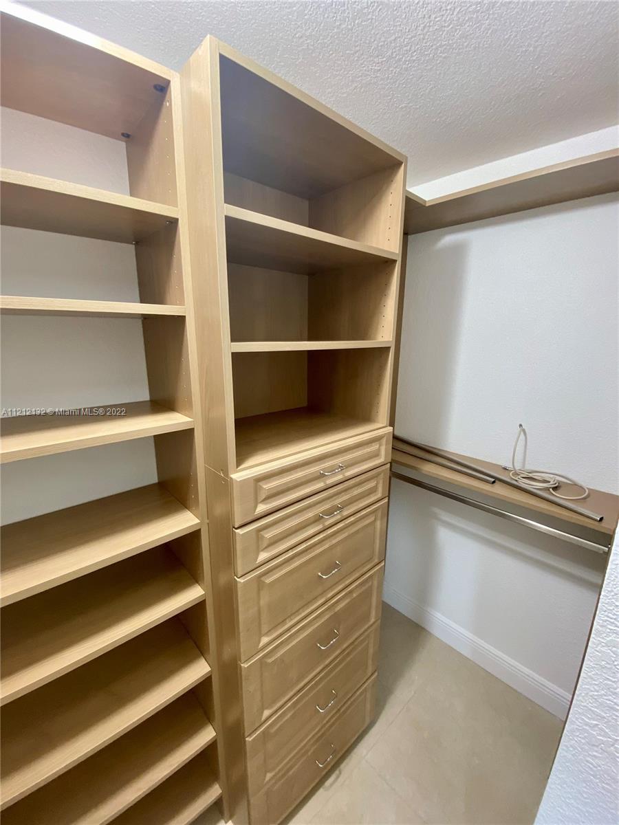 ROBINS VILLAS - Residential Lease
