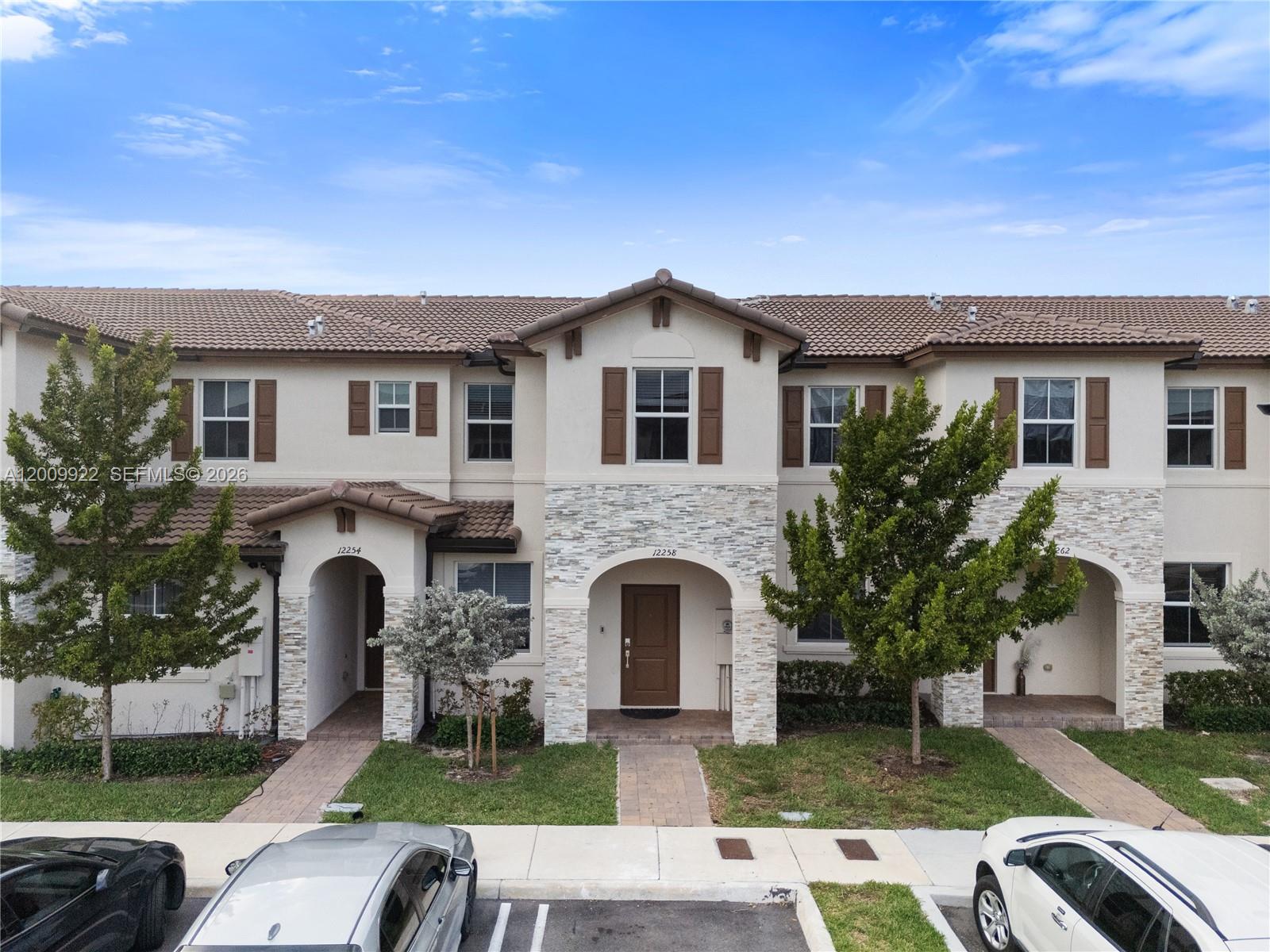LARGE 3 BEDROOM 2.5 BATHROOM TOWNHOUSE, FRESHLY PAINTED, LAMINATE WOOD FLOOR, CLOSE TO ALL HIGHWAY, TURNPIKE AND SHOPPING!