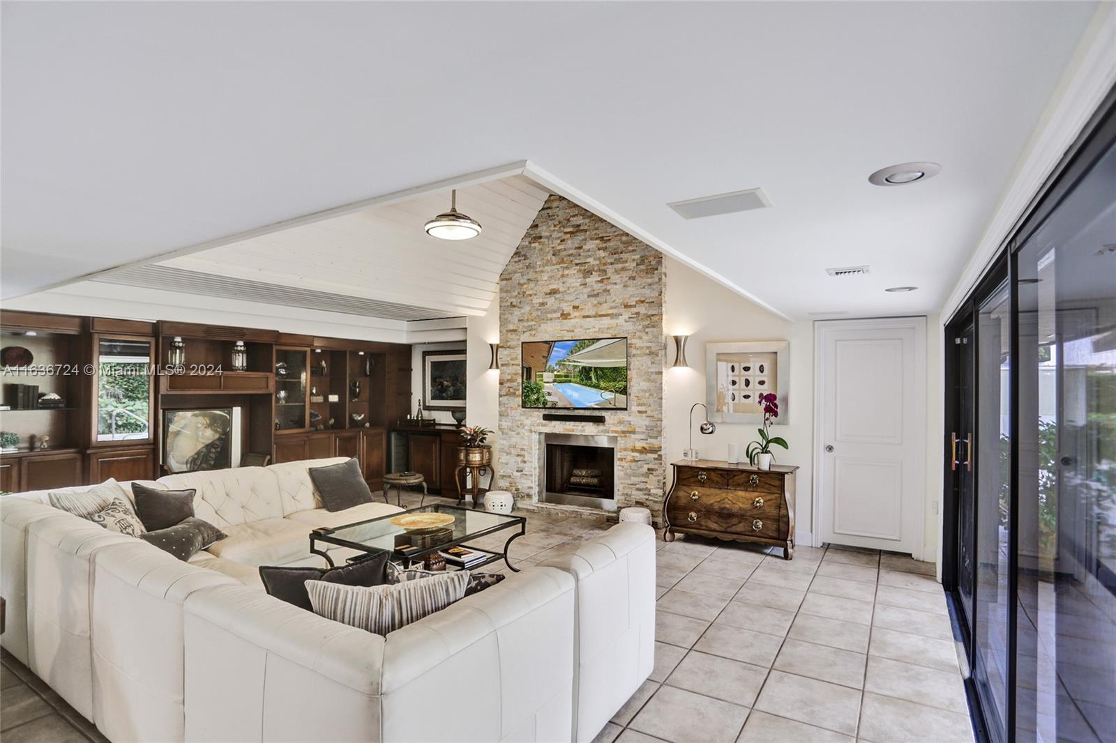 HIDDEN OAKS - Residential